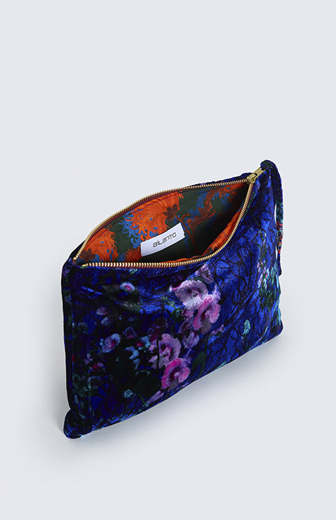 Bolso azul de terciopelo, Estampado "Floral sobre encaje"