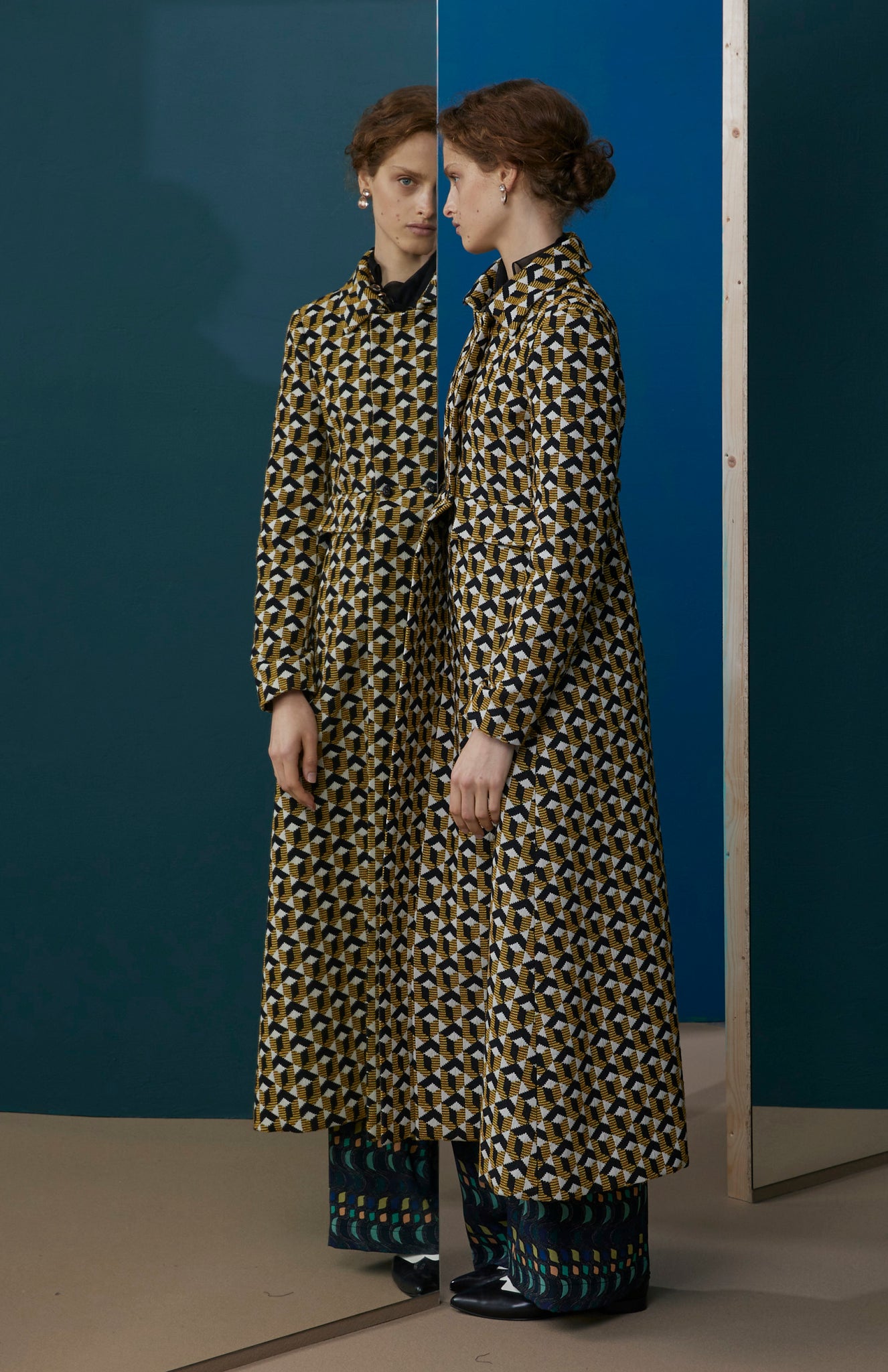 FW25-AB02 Abrigo tejido Jacquard geométrico.