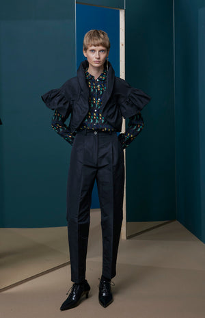 FW25-AM01BLACK Bolero en tafetán negro con volantes en cuello  y mangas
