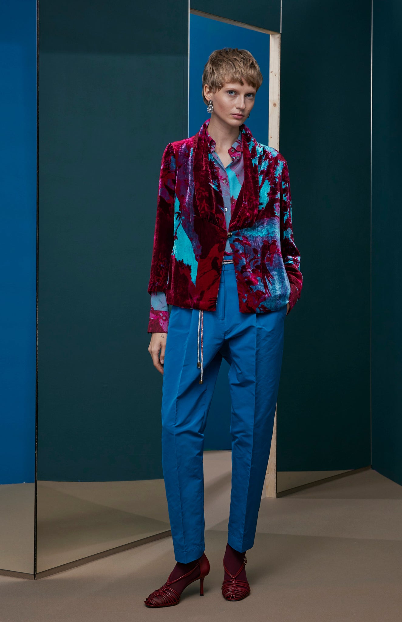 FW25-AM04 Americana en terciopelo con cuello pañuelo estampado " Papel pintado"