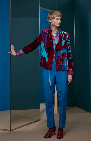 FW25-AM04 Americana en terciopelo con cuello pañuelo estampado " Papel pintado"
