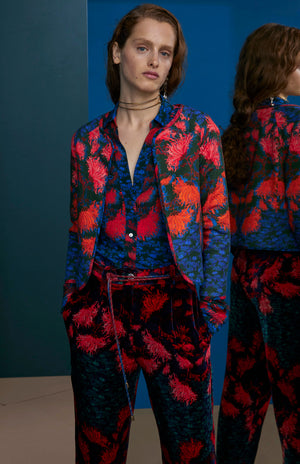 FW25-B014Red. Blusa escote pico estampado “Crisantemos”