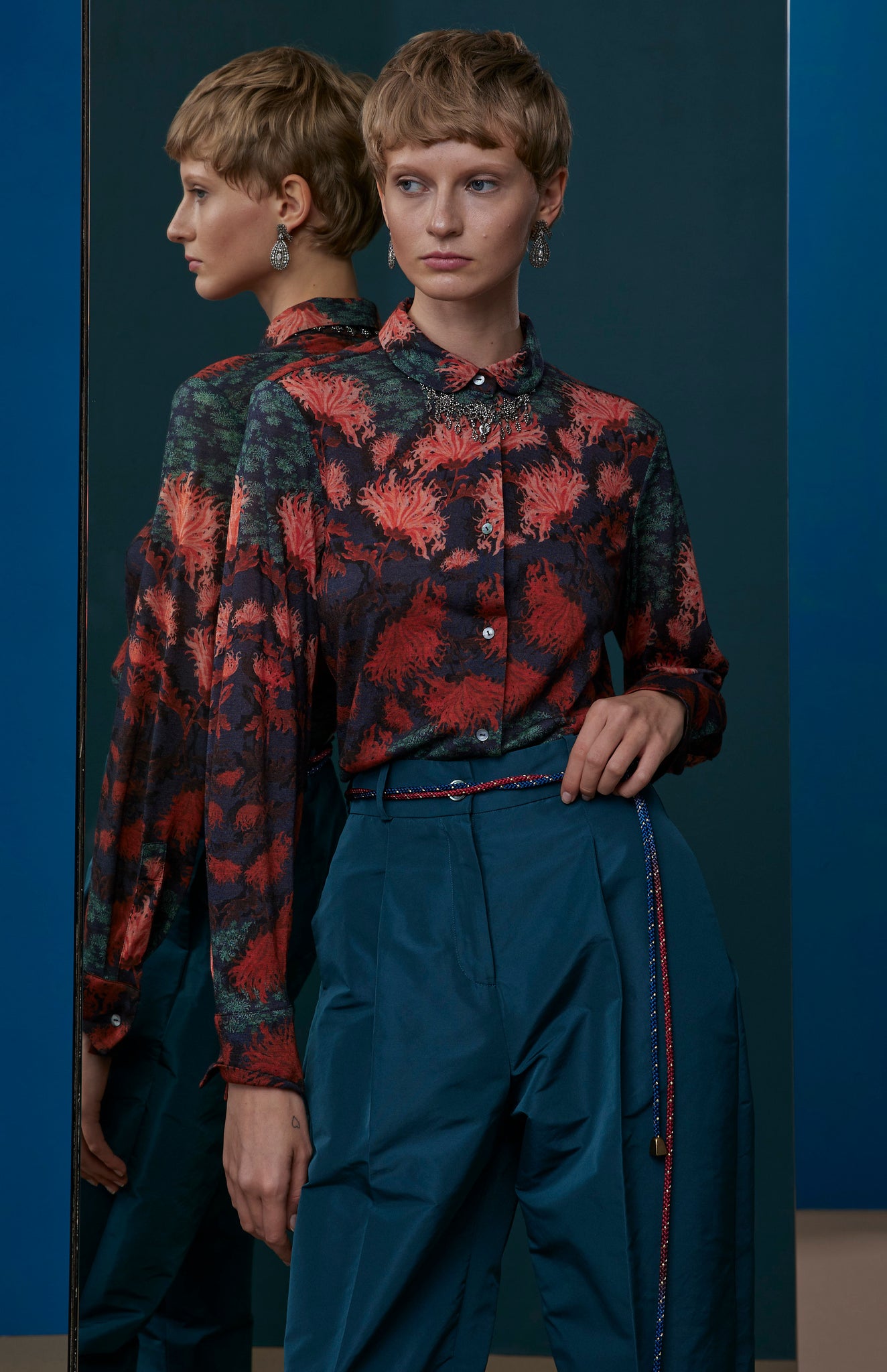 FW25-B015 Blusa en punto de lana estampado “Crisantemos”