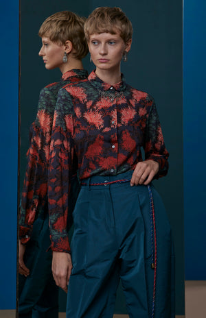 FW25-B015 Blusa en punto de lana estampado “Crisantemos”