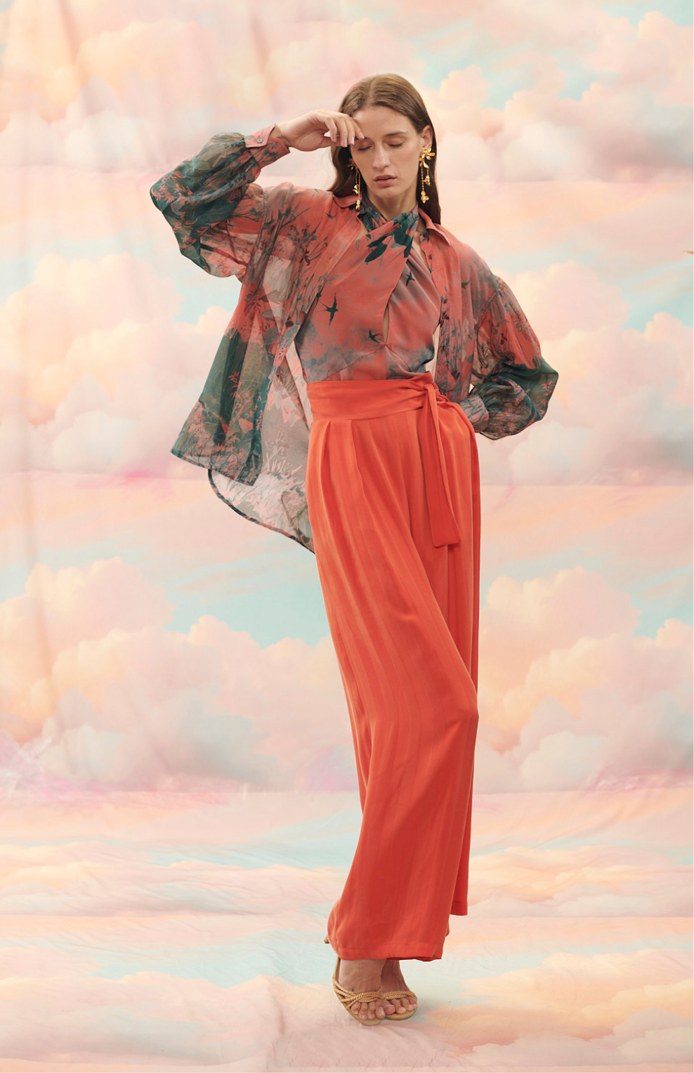 Blusa oversize estampado "Golondrinas sobrevolando un lago"