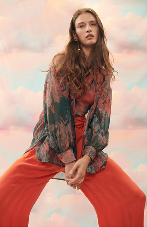 Blusa oversize estampado "Golondrinas sobrevolando un lago"