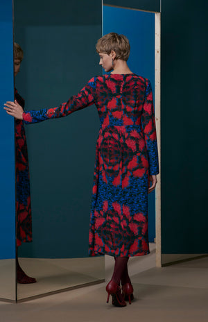 FW25-V021 Vestido recto con pliegue lateral estampado “Crisantemos”